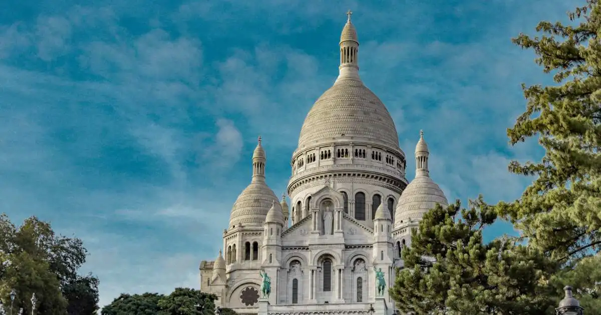 montmartre sacré coeur basilica in paris. stunning view during a walking tour